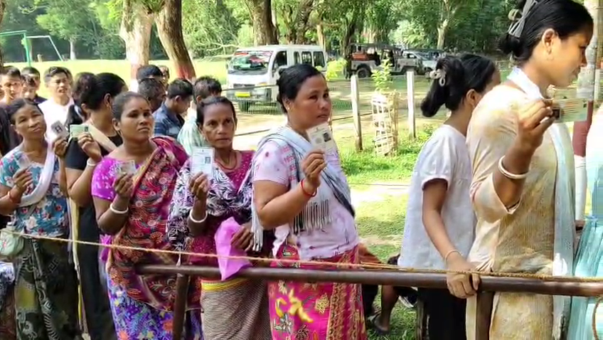 উৎসবের মেজাজে বকাফার ব্লকের ১৪ ভিলেজে ভোটগ্রহণ, বুথে বুথে ভোটারদের দীর্ঘ লাইন