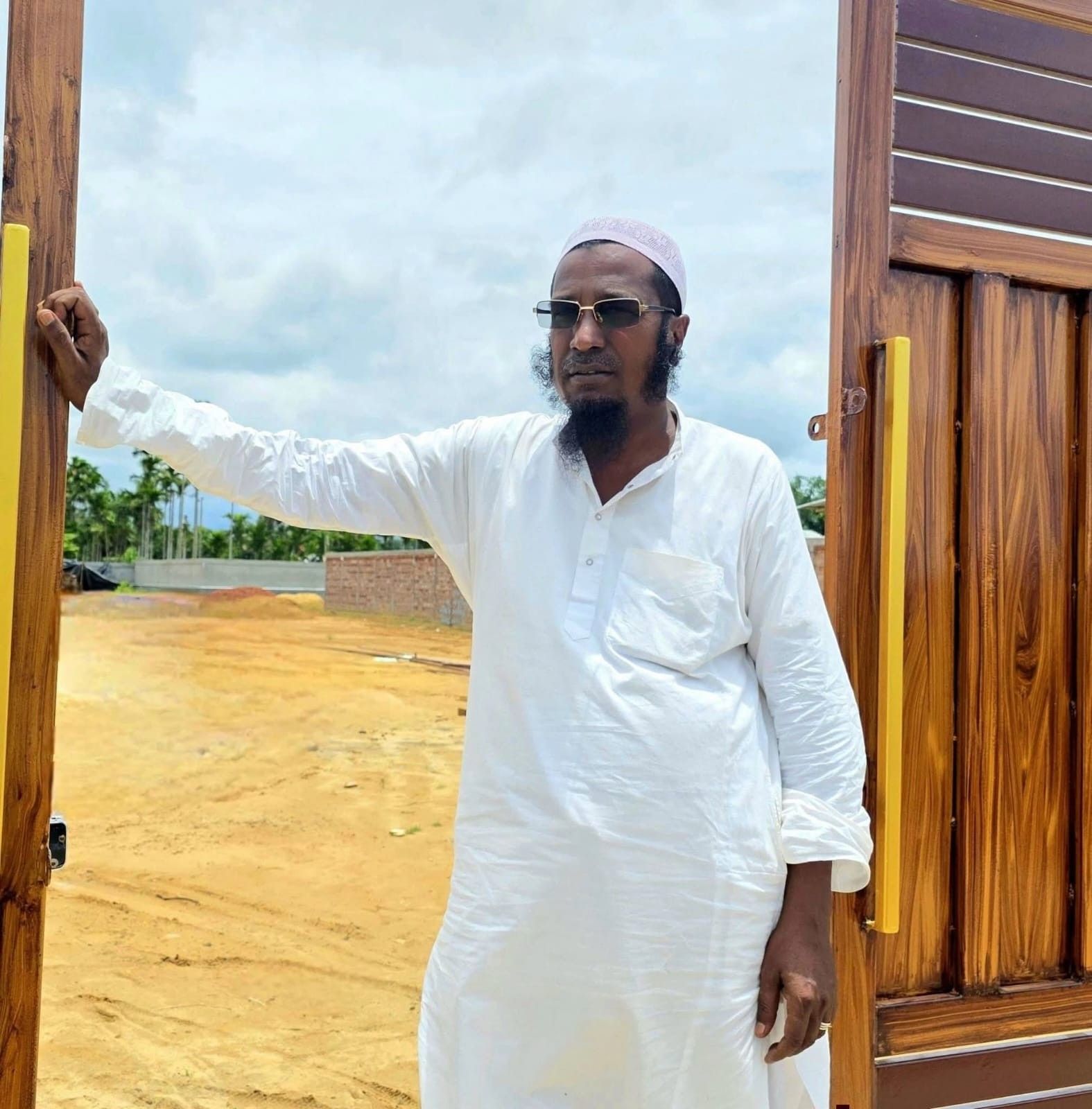 সামাজিক মাধ্যমে নিজে'কে সমাজসেবক হিসেবে তুলে ধরা, আর বাস্তবে একের পর এক বিতর্কে জড়িয়ে পড়া।  