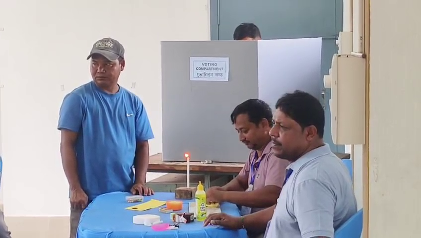 রাজ্যের বিভিন্ন জায়গায় শুরু হয়েছে ভোটের কাজে নিযুক্ত কর্মীদের ভোটগ্রহণ