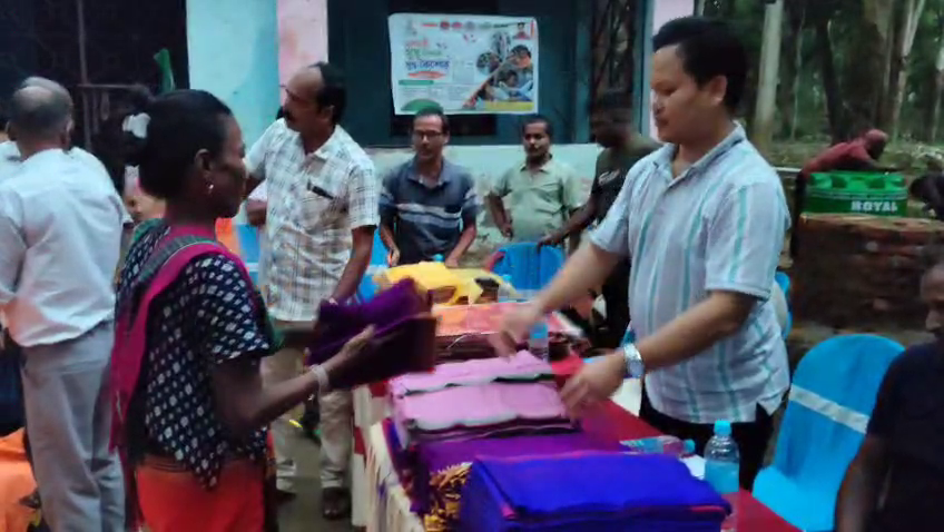 কালমা এডিসি ভিলেজে অনুষ্ঠীত হয় বস্ত্র দান অনুষ্ঠান। 