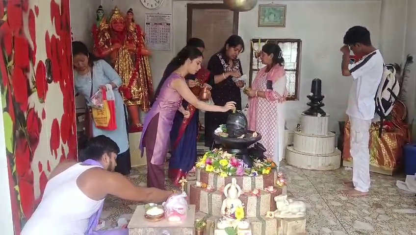  তিথিগত অনুষ্ঠানের সাথে নক্ষত্রের কোন সম্পর্ক নেই, ষষ্ঠীর মাঙ্গলিক অনুষ্ঠানে লক্ষীনারায়ণ মন্দিরে মহিলাদের ভিড়
