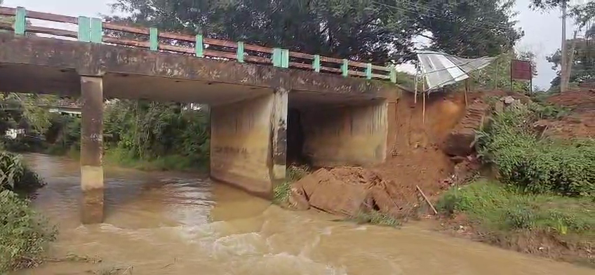 আগরতলা-সিমনা সড়কের ব্রম্ক্ষকুন্ডুতে ব্রিজে ধস, বড়সড় দুর্ঘটনার আশঙ্কা