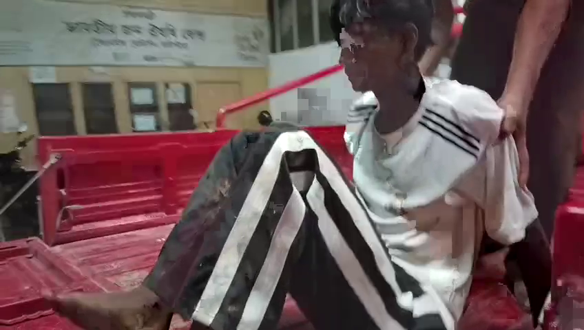 নেশাগ্রস্ত অবস্থায় বাইক চালিয়ে দুর্ঘটনার শিকার দুই যুবক। 