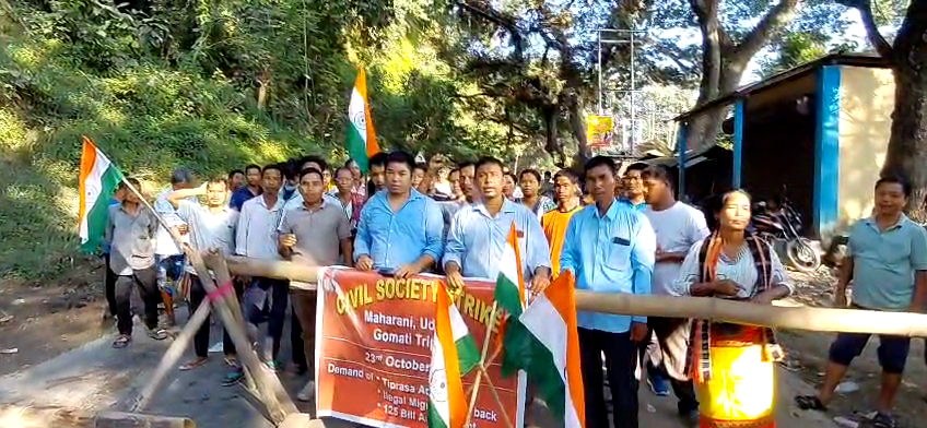 উদয়পুর মহারানী এলাকায় ২৪ ঘন্টা বন্ধ ঘিরে অসুবিধার সম্মুখীন হতে হয়েছে জনগণের