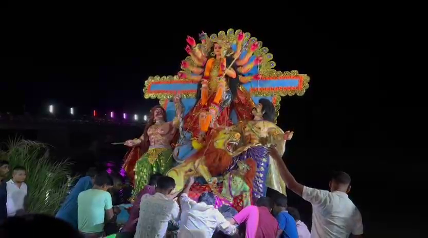 তেলিয়ামুড়ার দশমীঘাটে সুশৃঙ্খলভাবে দুর্গা প্রতিমা নিরঞ্জন, জনসমাগমে মুখরিত মাঠ