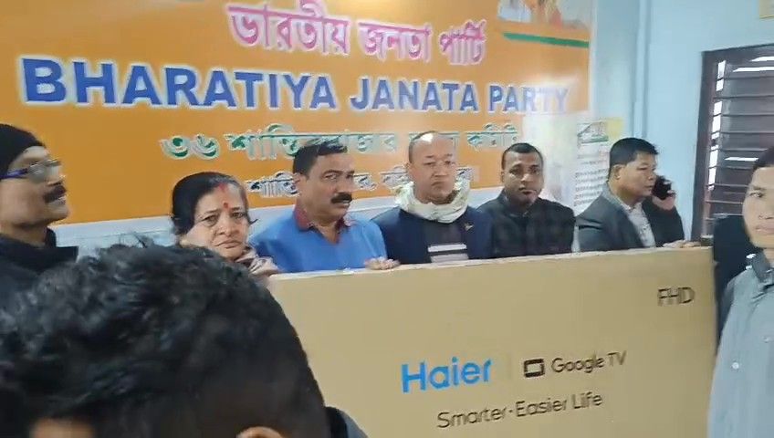 প্রধানমন্ত্রীর মনকি বাত অনুষ্ঠান সকলের কাছে পৌঁছে দিতে বিশেষ উদ্দ্যোগ গ্রহন করলো ৩৬  শান্তির বাজার মন্ডল সভাপতি। 