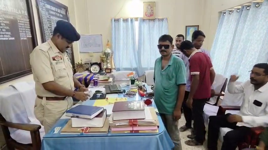 সততার নজির , টমটমে ফেলে রাখা স্বর্ণালঙ্কার সহ ব্যাগ পেয়ে পূর্ব থানার পুলিশের হাতে তুলে দিলেন এক টমটম চালক