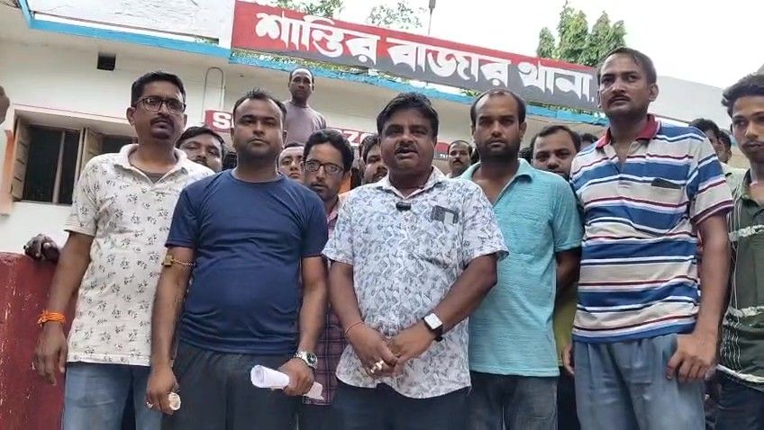 কিছু সংখ্যক দুস্কৃতির দ্বারা আক্রান্তহয়ে দোষীর শাস্তি দাবীকরে শান্তির বাজার থানার দারস্ত হলেন অটো চালকরা।