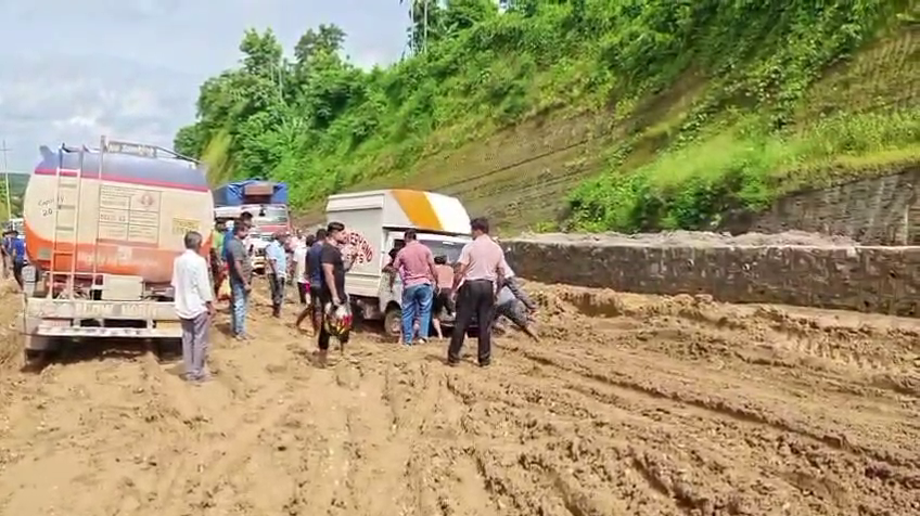 খোয়াই-আগরতলা ১০৮বি জাতীয় সড়কে দীর্ঘ যানজট, সুবল সিং পাহাড়ে আটকে মন্ত্রী টিংকু রায়ের গাড়ি; দেহরক্ষীদের ঠেলতে দেখা গেল
