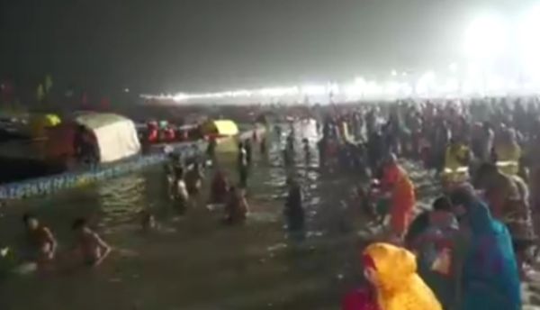 প্রথম স্নান, পৌষ পূর্ণিমা উপলক্ষ্যে প্রয়াগের ত্রিবেণী সঙ্গমে পুণ্যস্নান