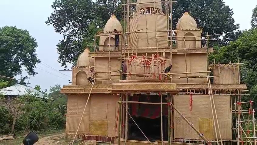 প্লাস্টিক বর্জন করে বাস বেতের আকর্ষণ নিয়ে পূজার ময়দানে নেমেছে নিখিল সরকার পাড়ার বিদ্যাসাগর ক্লাব