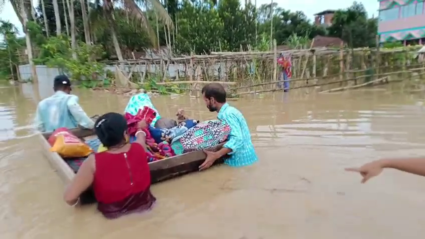 জলবন্দি বলদাখাল এলাকার জীবন সংগ্রাম, অসুস্থ মাকে ঠেলায় চাপিয়ে হাসপাতালে পৌঁছে দিলেন পুত্ররা