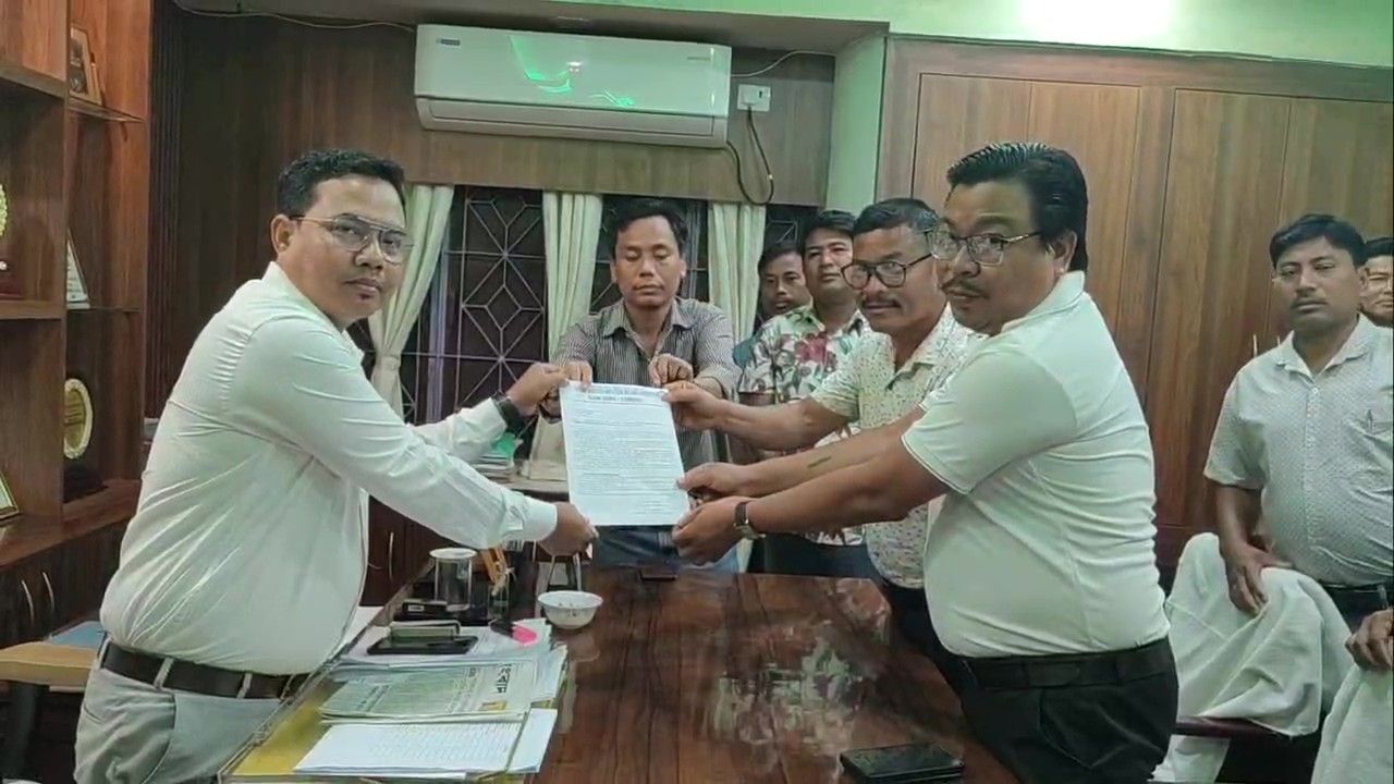 চাকরির স্থায়ীকরণ ও বেতন কাঠামো সংস্কারের দাবিতে খোয়াইয়ে বিডিও-র নিকট এমজিএনরেগা কর্মীদের স্মারকলিপি