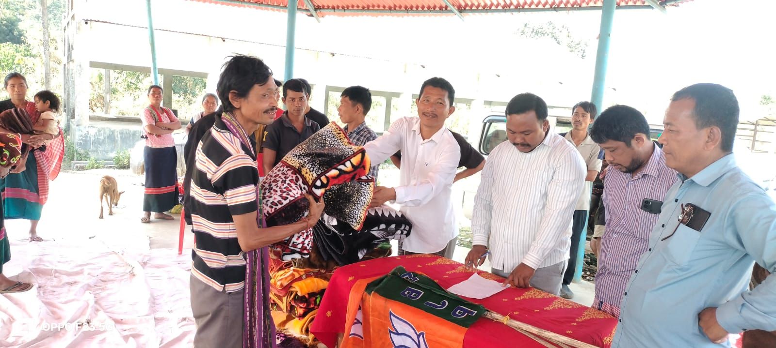 জাতি -জনজাতি গ্রাম এবং পাড়ায় দুস্থদের মধ্যে শাড়ি, পাঁচড়া, সুতা এবং শীত বস্ত্র কম্বল বিতরণ