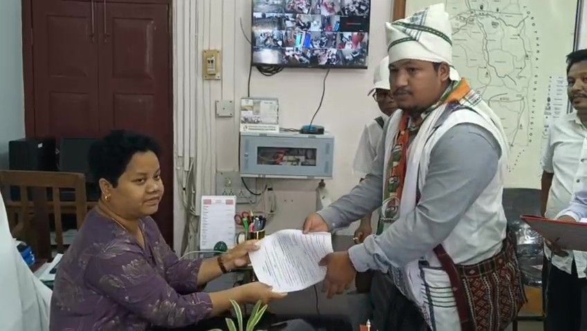 10 কুলাই চাম্পাহাওর এর রিটার্নিং অফিসার রিংকু রিয়াং এর নিকট তার মনোনয়নপত্র দাখিল করেন।