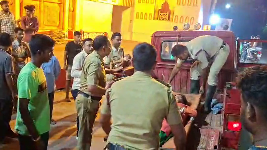 প্ররকীয়ার জের, স্বামী ও তার বান্ধবীর হাতে আক্রান্ত এক গৃহবধূ