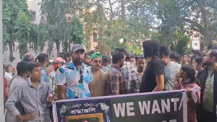 ডেলিভারি কর্মীর মৃ#ত্যু#কে ঘিরে উত্তাল ধর্মনগর, বিচারের দাবিতে যুবসমাজের বিক্ষোভ