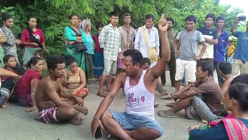 জঙ্গলে গাছ কাটা নিয়ে বিবাদ