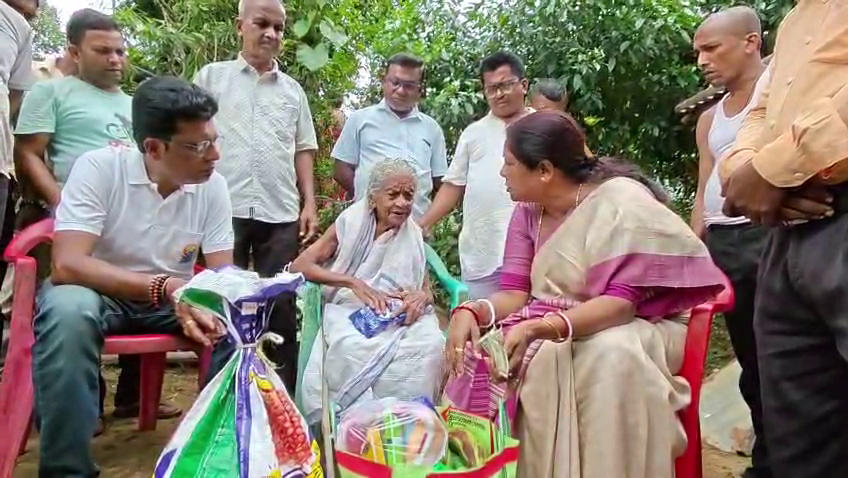 বৃদ্ধার দুর্দশার খবর প্রকাশের জের, অসহায় সান্তনা বালা দাসের পাশে তেলিয়ামুড়ার বিধায়িকা