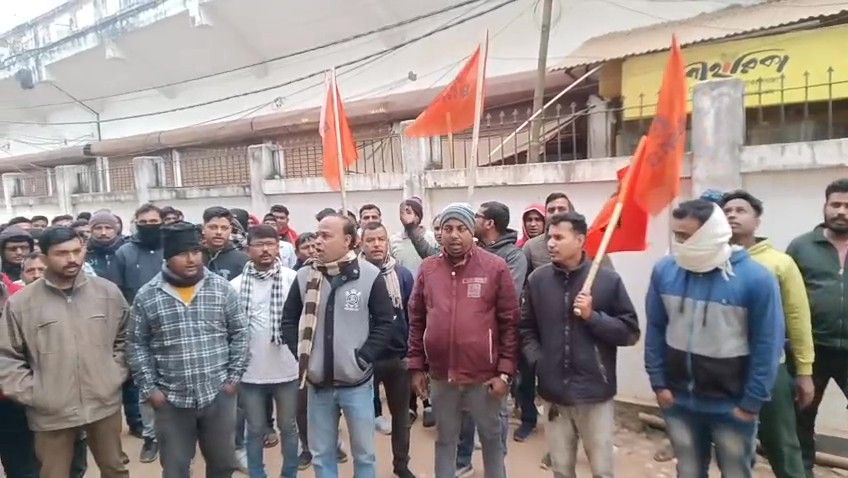 পরিবহন ভবনের সামনে ই রিক্সা শ্রমিকদের বিক্ষোভ প্রদর্শন