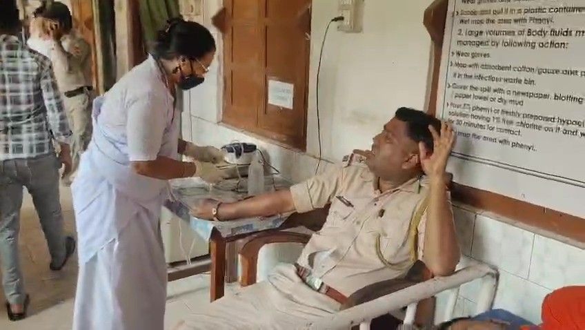 ডিউটিরত অবস্থায় দূর্ঘটনায় গুরুতর আহত চার পুলিশ কর্মী সহ পাঁচজন।