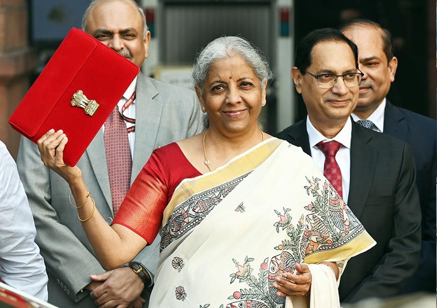 বাজেট পেশে নির্মলার রেকর্ড, মিষ্টি মুখ করালেন রাষ্ট্রপতি