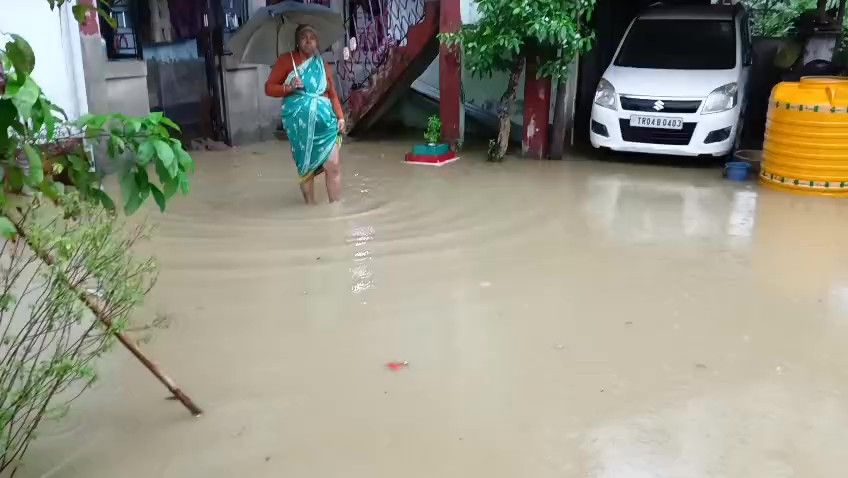 বৃষ্টিও তুফানে লন্ডভন্ড শহর থেকে গ্রাম।