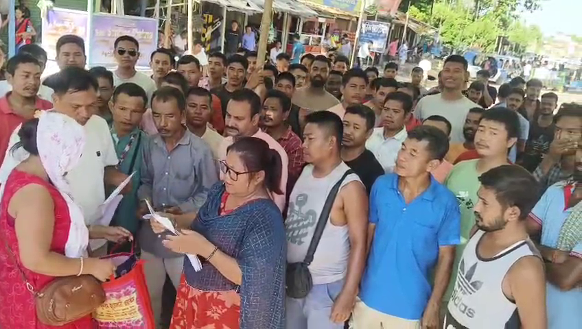 সরকারি নথি জালিয়াতির অভিযোগে জনতার হাতে আটক এক যুবক