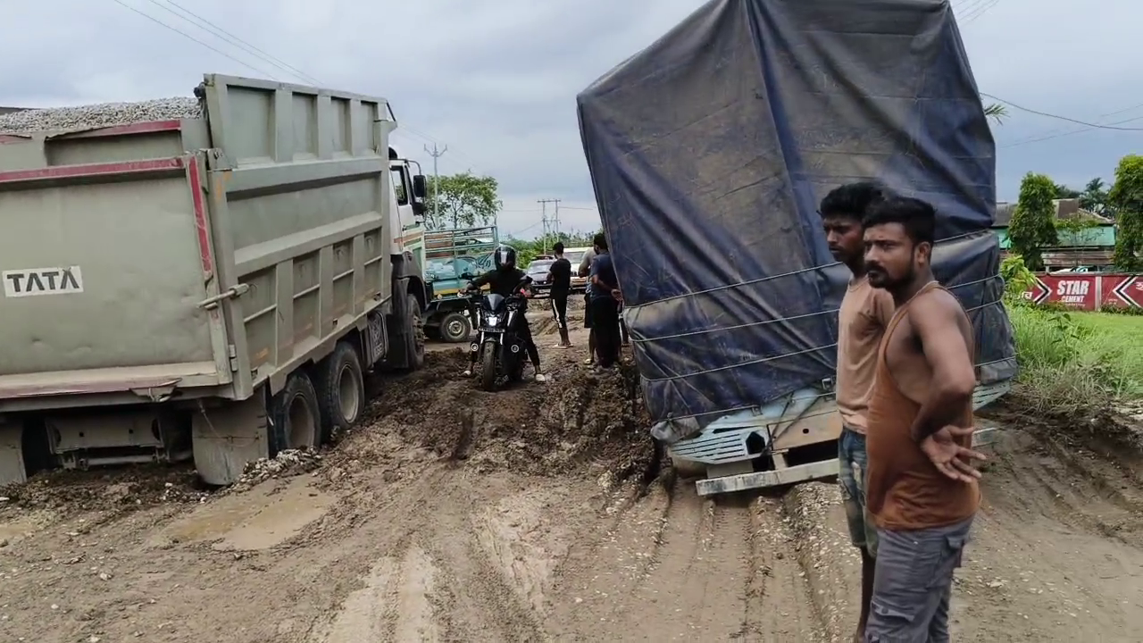 কমলপুরের এড়ারপার থেকে মানিকভান্ডার বাজার পর্যন্ত ২০৮ নং জাতীয় সড়কের বেহাল দশা নিয়ে চরম ভোগান্তি