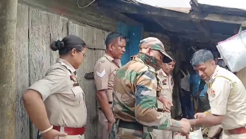 অভিযান চালিয়ে প্রচুর টাকার বাংলা মদ উদ্ধার