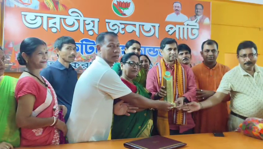 পঞ্চায়েত কর্তৃপক্ষকে সংবর্ধনা জানালেন মন্ত্রী সুধাংশু দাস