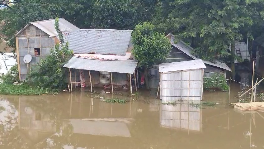 প্রবল বর্ষণে একাধিক স্থানে দেখা দিয়েছে ভূমিধস, কাটাখালের বাঁধে যান চলাচল নিষিদ্ধ করল জেলা প্রশাসন