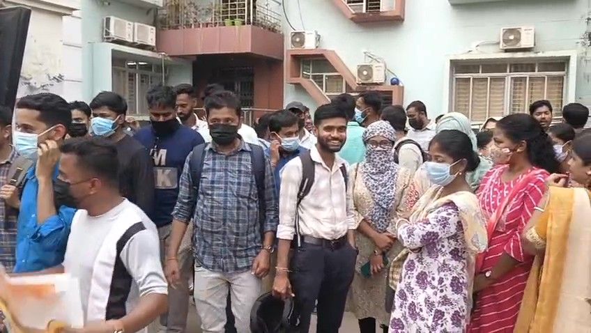 অবিলম্বে নিয়োগের দাবিতে টেট-২  উত্তীর্ণদের ডেপুটেশন 