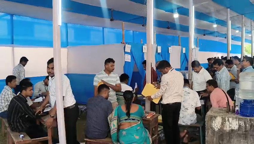 আজ থেকে শুরু হল পোস্টাল ব্যালটের মাধ্যমে ভোট গ্রহণ পর্ব।