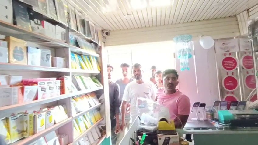কদমতলা বাজারে ফের দুঃসাহসিক চুরি,মোবাইল দোকান থেকে ৮-১০ লক্ষ টাকার সামগ্রী উধাও; নিরাপত্তা নিয়ে ক্ষোভে ব্যবসায়ীরা