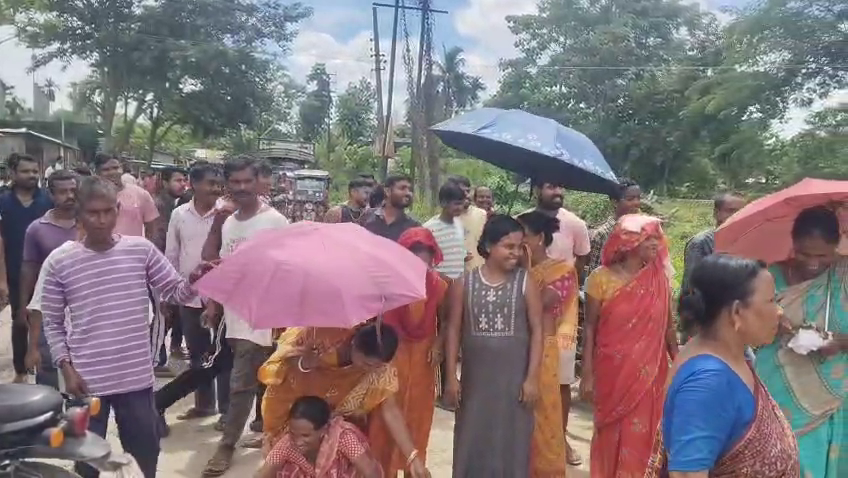 পানীয় জলের দাবিতে সড়ক অবরোধ, চরম দুর্ভোগে সাধারণ মানুষ