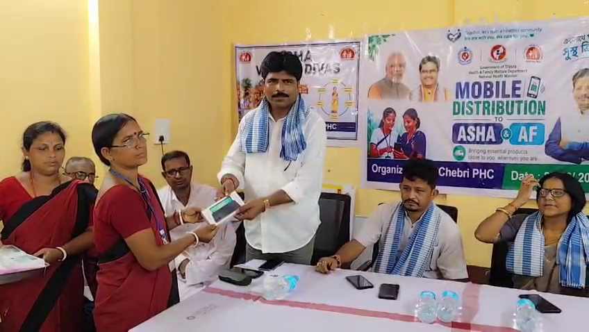 খোয়াইয়ের চেবরী প্রাথমিক স্বাস্থ্য কেন্দ্রের আশা কর্মীদের হাতে স্মার্টফোন বিতরণ 