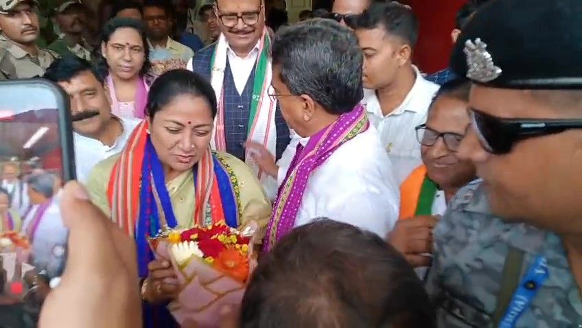  ত্রিপুরা সুন্দরী মায়ের কাছে পুজো দিতে রাজ্যে এলেন দিল্লির মুখ্যমন্ত্রী এবং উত্তর প্রদেশের উপ মুখ্যমন্ত্রী 