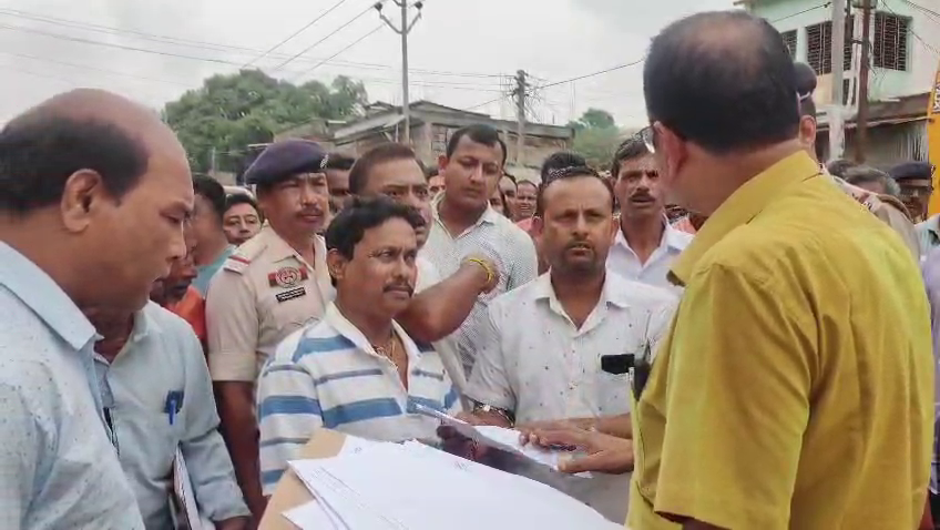 সরকারি জায়গা দখলমুক্ত করতে এসে বাধার সম্মুখীন প্রশাসন 