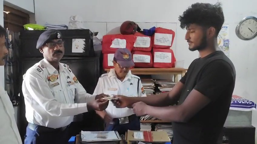 কুড়িয়ে পাওয়া ১০০০০ টাকা প্রকৃত মালিকের হাতে তুলে দিল ট্রাফিক ইউনিট