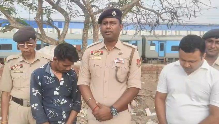 আগরতলা রেল স্টেশনে গাঁজা সহ আটক ২