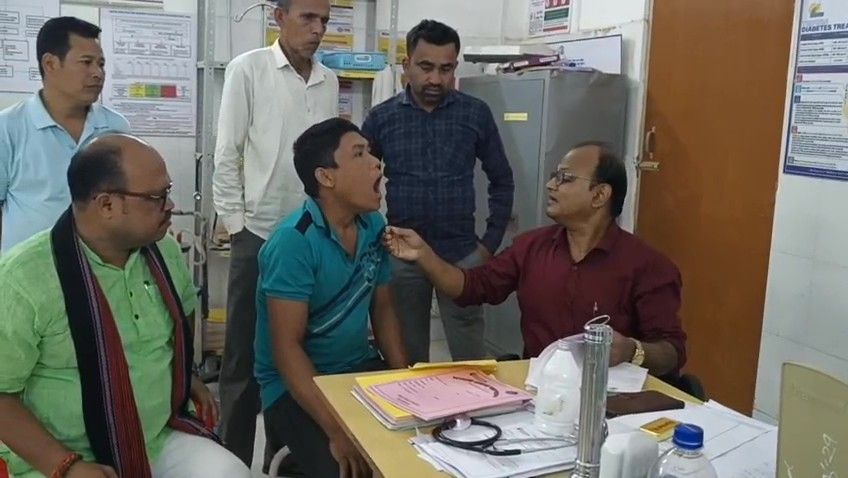 মানবতার এক অন্যন্য নজির ঘরলেন আমবাসার মন্ডল সভাপতি অজয় অধিকারী।