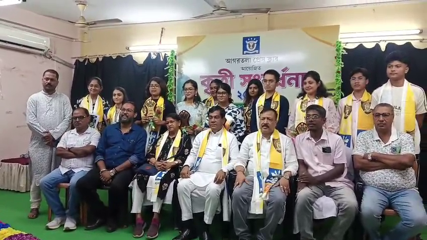  আগরতলা প্রেস ক্লাবের কৃতী সংবর্ধনা, কৃতীদের সমাজের কাজে এগিয়ে আসার আহ্বান মেয়রের 