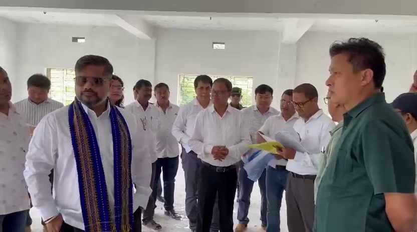 শান্তির বাজারে বিভিন্ন উন্নয়নমূলক কাজ পরিদর্শনকরলেন মন্ত্রী সুশান্ত চৌঁধুরী 
