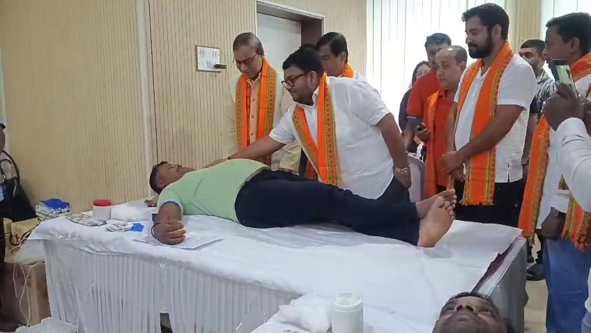  কুসংস্কার দূরে ঠেলে রক্তদানে পুরুষ ও মহিলারা এগিয়ে আসছেন- অভিষেক দেবরায় 