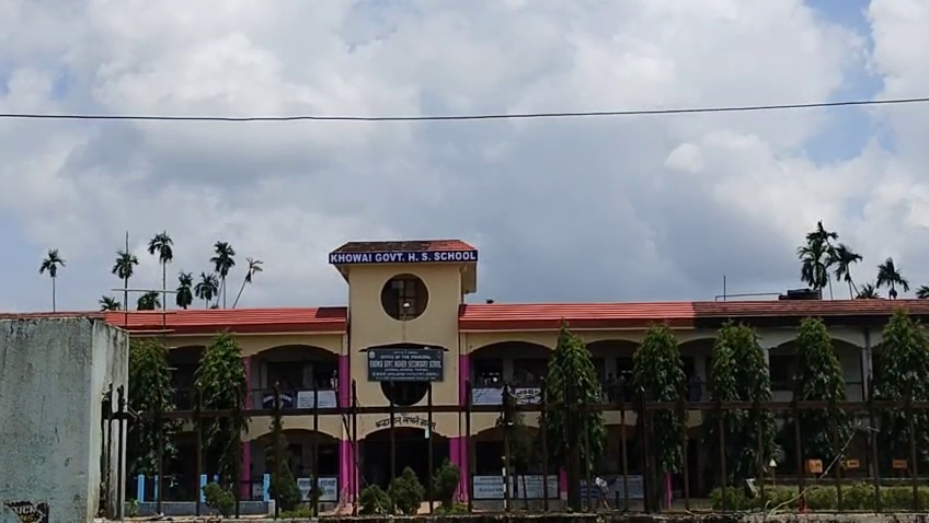 খোয়াই সরকারি দ্বাদশ শ্রেণী বিদ্যালয়ের প্রাথমিক বিভাগে ভীমরুলের হামলা   , আহত ৩ ছাত্র 