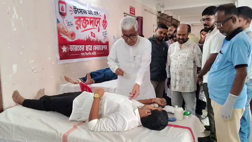 উৎসবের অর্ঘ্য হিসেবে এসএফআইয়ের রক্তদান শিবির 